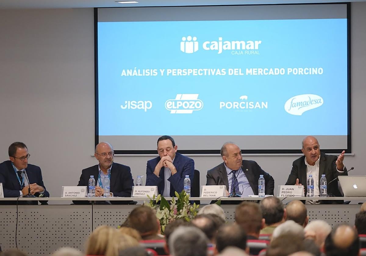La mesa redonda organizada por Cajamar incidió en los desafíos del sector porcino.