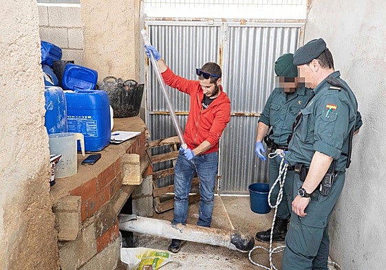 Agentes del Seprona inspeccionan las instalaciones de una desaladora ilegal, en el Campo de Cartagena. La foto es de archivo.