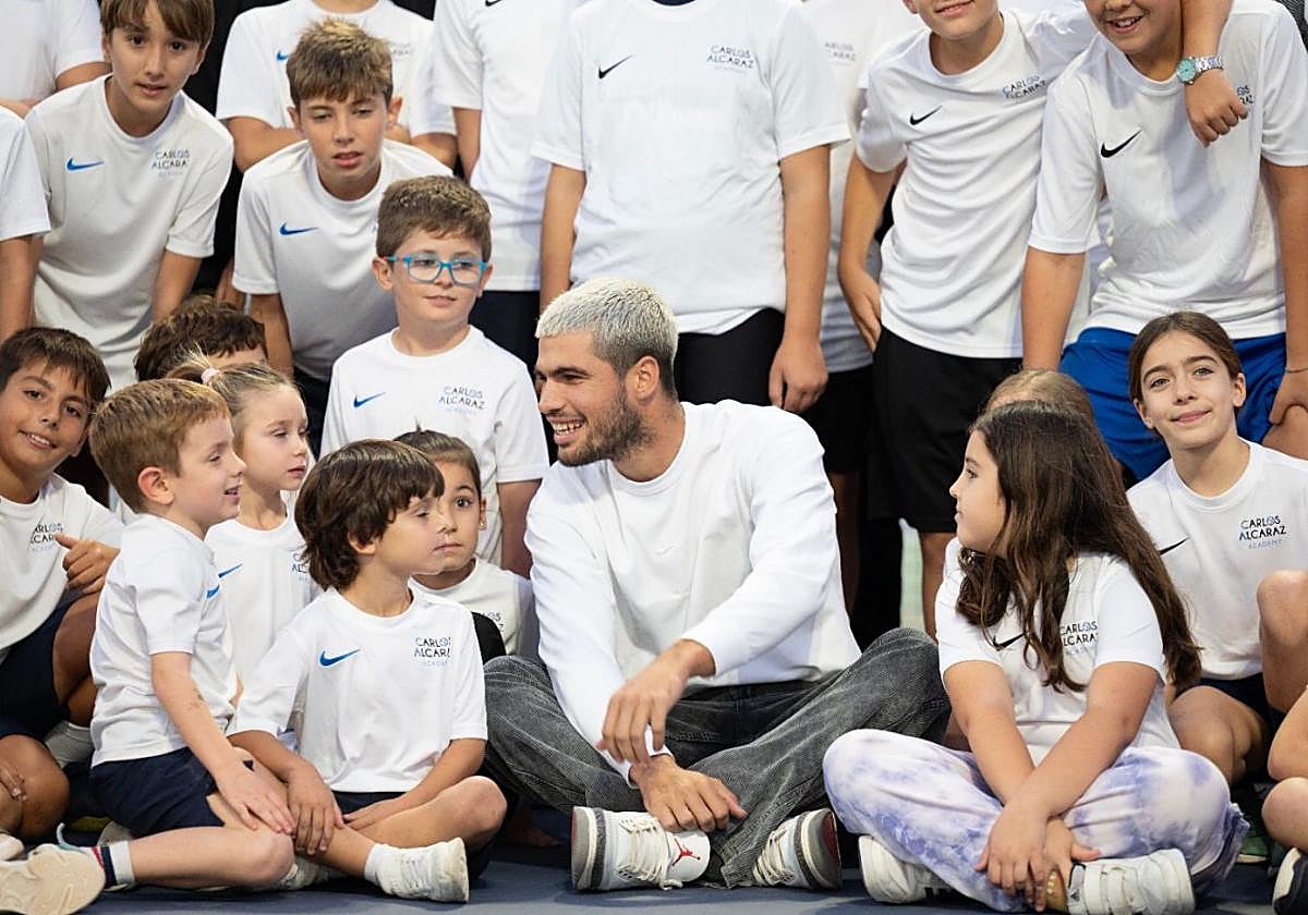 Carlos Alcaraz, rodeadode los niños de laacademia que llevasu nombre, ayer.