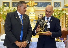 José María Gómez y José Antonio Montiel, presidente de las dos hermandades.