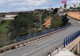 Paso actual sobre la AP-7 y donde se proyecta la nueva pasarela.