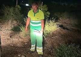 Un operario de la concesionaria STV, en una de las zonas dañadas.