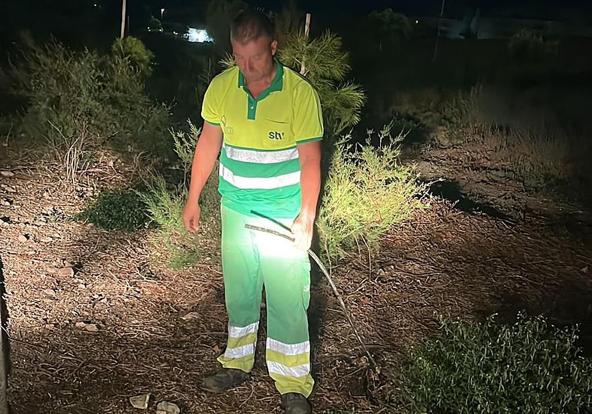 Un operario de la concesionaria STV, en una de las zonas dañadas.