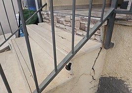 Detalle de la escalera con grietas en una de las viviendas afectadas.