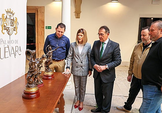 El responsable de Talleres de la Concejalía de Desarrollo Local, Juan Carlos López, los concejales de Desarrollo Local y Cultura, Rosa Medina y Santiago Parra, el archivero municipal, Manuel Muñoz Clares, y el restaurador Antonio García Rico, ante las tres esculturas en el patio del Palacio de Guevara.
