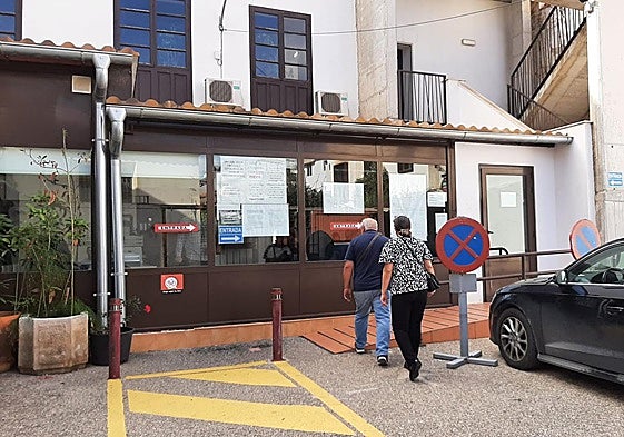 Usuarios se dirigen a la oficina municipal del padrón.