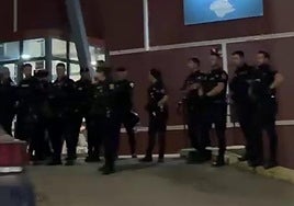 Los agentes, este martes, en la puerta del Parchís, en Cartagena.