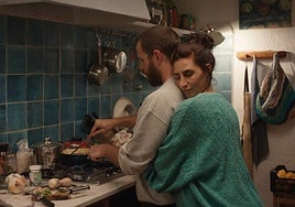 Álvaro Cervantes y Miriam Garlo en un fotograma de la película 'Sorda'.