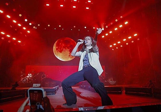 Antonio García, cantante de Arde Bogotá, en primer plano durante una de las actuaciones de la banda cartagenera.