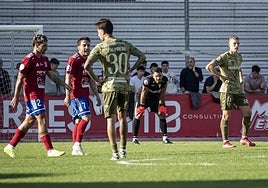 Gazzaniga, el segundo por la derecha, abatido y pensativo tras recibir un tanto en Tarazona que acabó por costarle los tres puntos al conjunto grana.