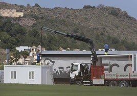 Operarios de la empresa Cabisuar retiran módulos prefabricados de La Manga Club a inicios de junio.