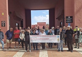 Residentes de Condado de Alhama, con una pancarta reivindicativa.