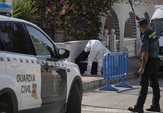 Agentes de la Guardia Civil, ataviados con monos, durante el registro de la vivienda a finales del pasado agosto.