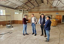 El alcalde, el concejal de Obras y el pedáneo conversan en el interior del Centro Social de Pinilla con el responsable del proyecto