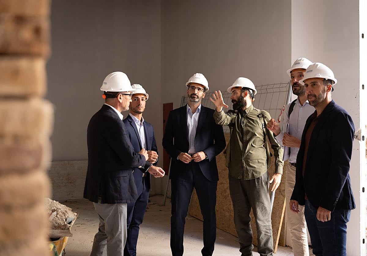 Francisco Lucas (3 i.), durante la visita a la Casa Ruano.