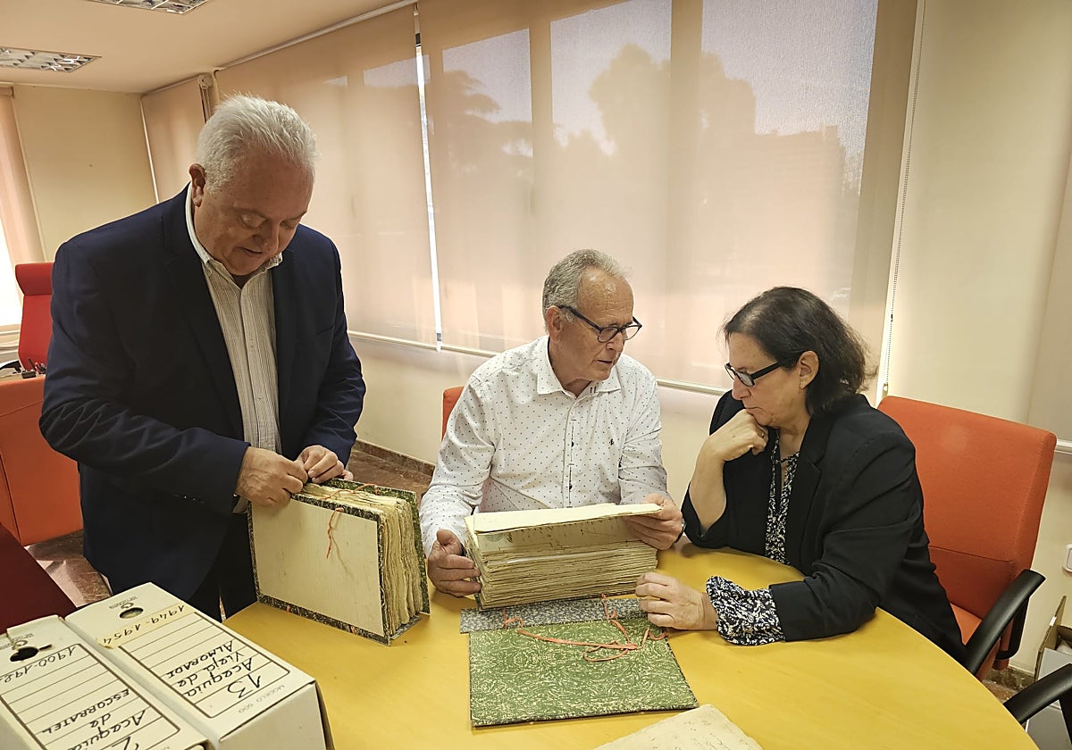 Miembros del juzgado de aguas y la conselleria con parte del archivo histórico.