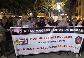 Vecinos portan una pancarta contra las plantas de biogás durante la concentración.