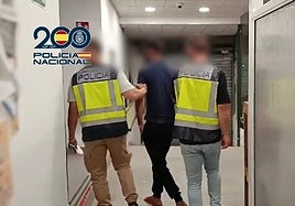 La Policía Nacional y el detenido en el momento del arresto.