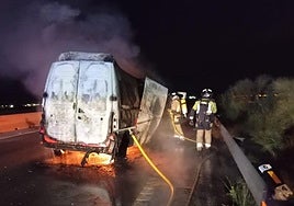 Uno de los vehículos implicados en el accidente ardió.