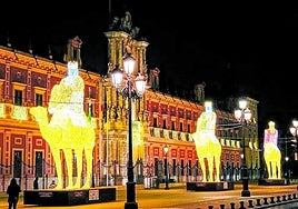 Las tres figuras que el Ayuntamiento traerá a Cartagena, cuando estuvieron expuestas frente al sevillano palacio de San Telmo.