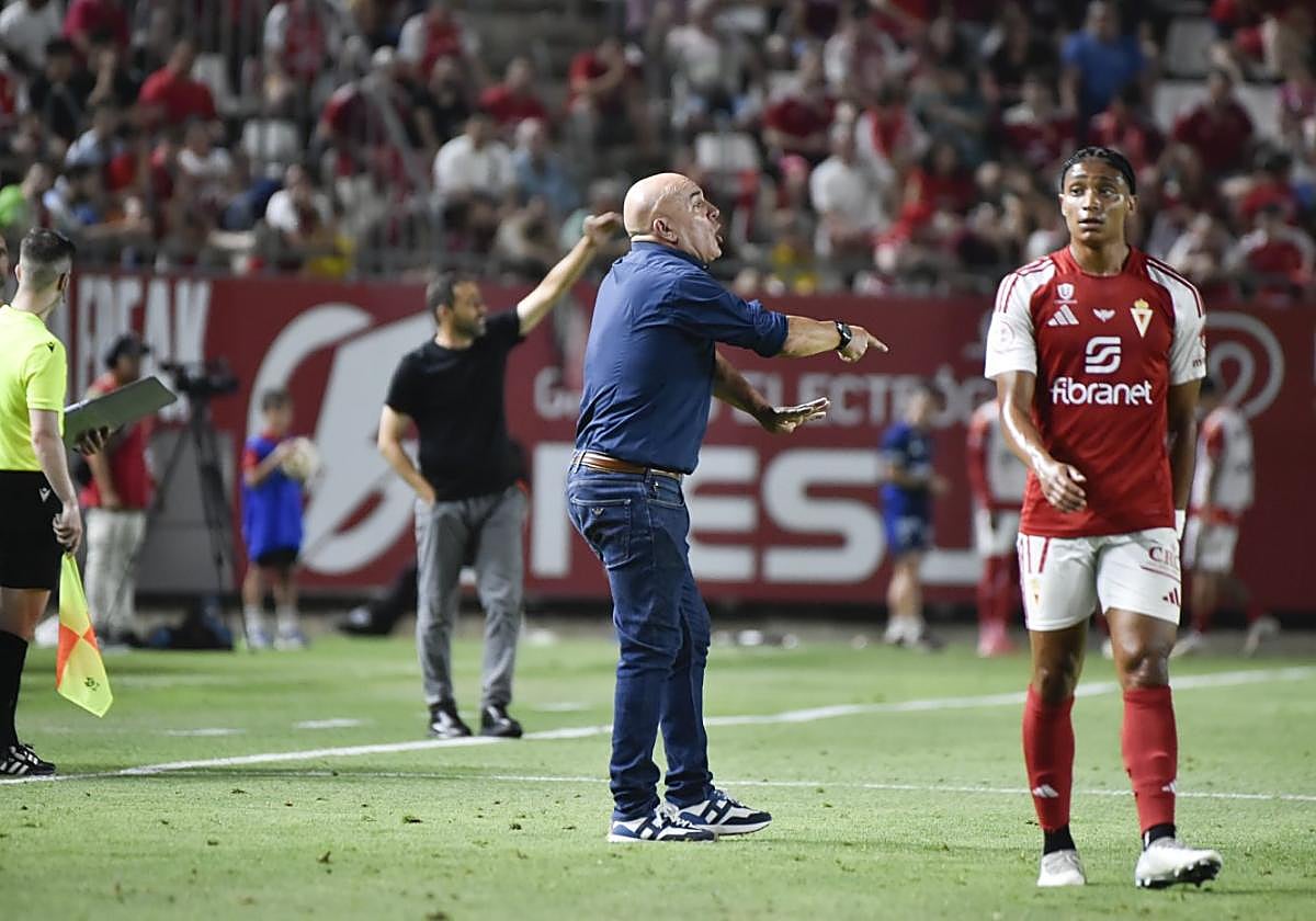 Fran Fernández, al fondo, y Luis César, técnicos del Real Murcia y del Nàstic respectivamente en el duelo de la temporada pasada.