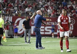Fran Fernández, al fondo, y Luis César, técnicos del Real Murcia y del Nàstic respectivamente en el duelo de la temporada pasada.