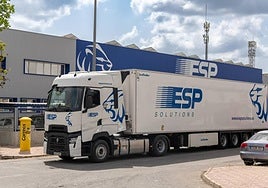 Un camión de la empresa de transporte junto a sus instalaciones.