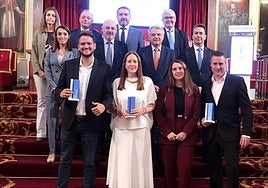 Foto de familia de los ganadores y parte del jurado de los Premios BBVA Revoluciona 2025, en la Universaidad de Valencia.