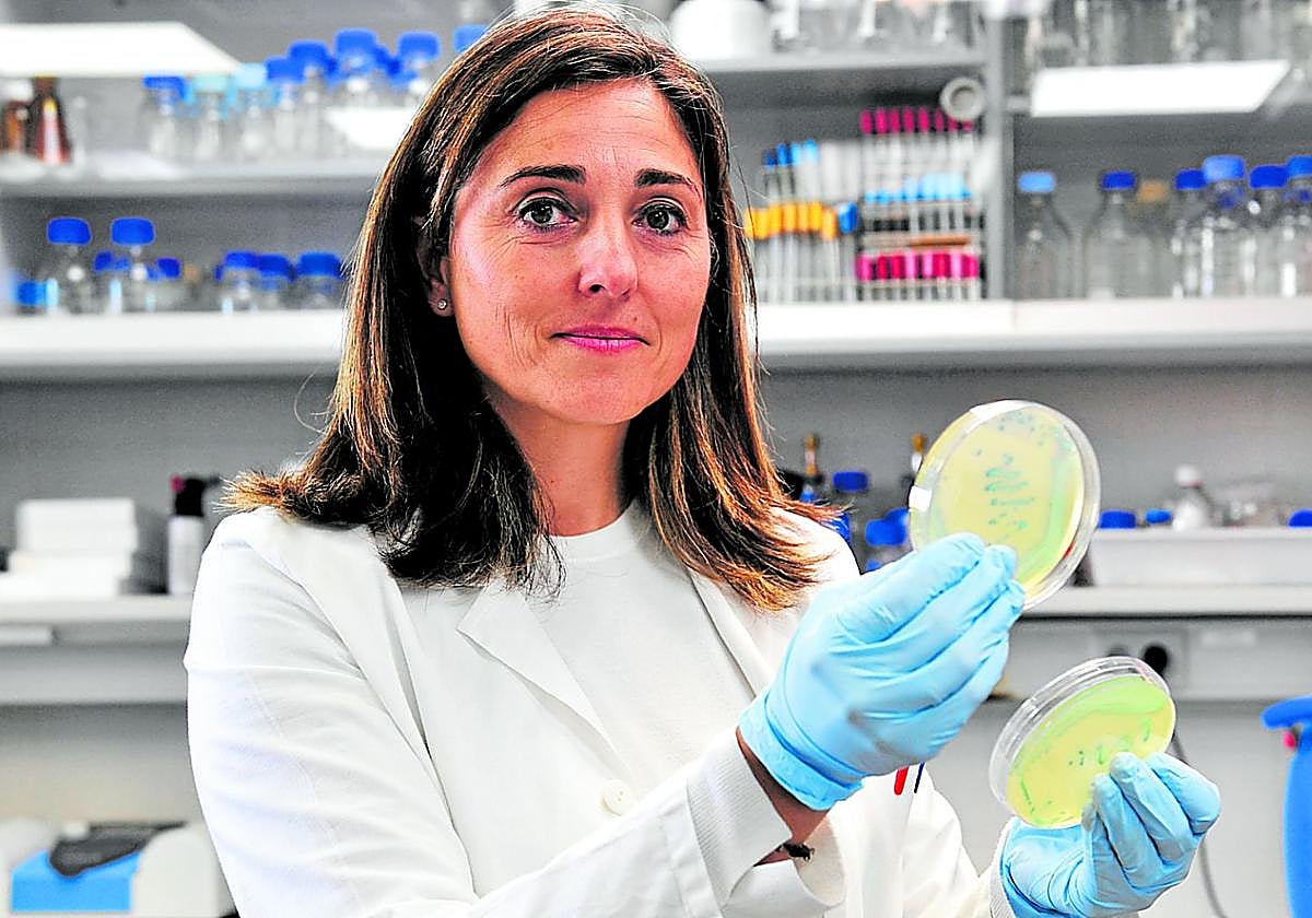 La doctora Ana Allende, del Cebas-CSIC, con unas muestras en el laboratorio.