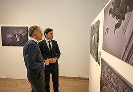 El alcalde y el consejero de Fomento observan las fotografías de la exposición 'Belleza escondida'.