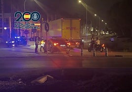 La Policía Nacional en el lugar donde abandonan el vehículo.