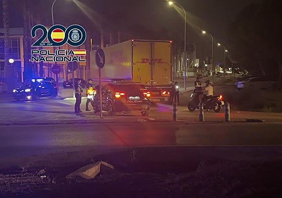 La Policía Nacional en el lugar donde abandonan el vehículo.