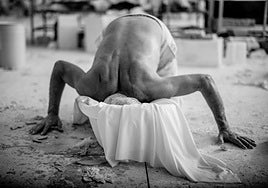 Lidó Rico, en su estudio, durante la elaboración de los moldes.