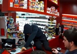 Momento del robo en el interior de la tienda.