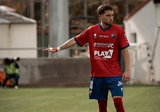 Teddy marca la jugada ensayada a balón parado en un partido con el Teruel esta temporada.