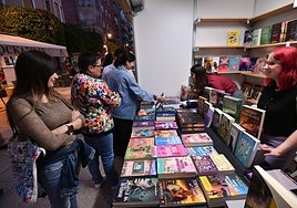 Ambiente en la Feria del Libro de Molina, en el Paseo Rosales.
