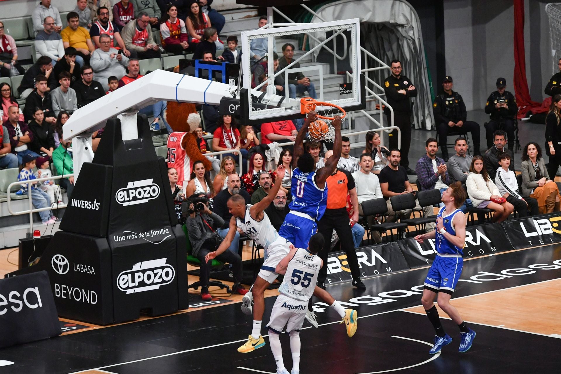 La penúltima fiesta del Palacio sigue acercando al UCAM a la Copa, en imágenes