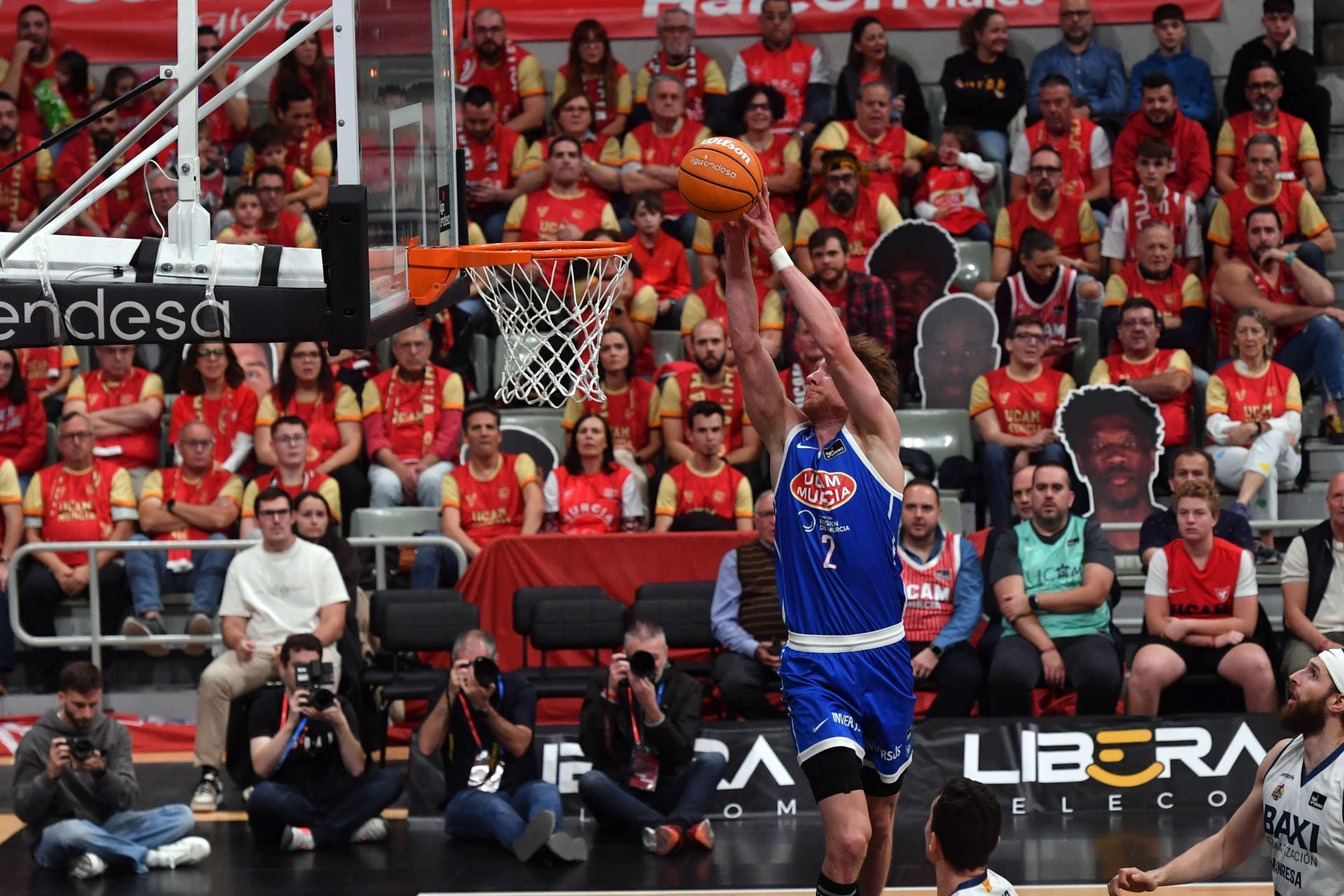 La penúltima fiesta del Palacio sigue acercando al UCAM a la Copa, en imágenes