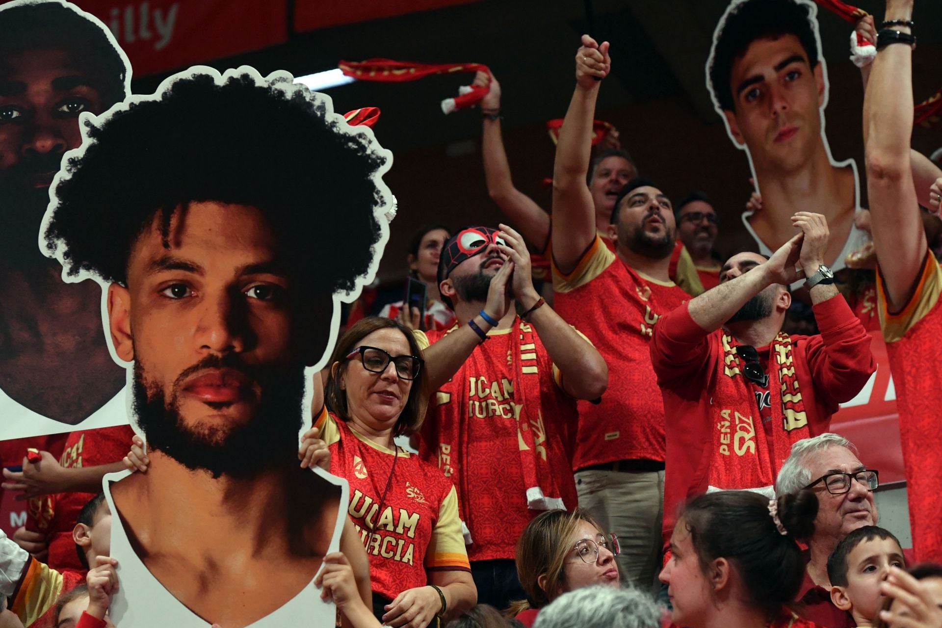 La penúltima fiesta del Palacio sigue acercando al UCAM a la Copa, en imágenes