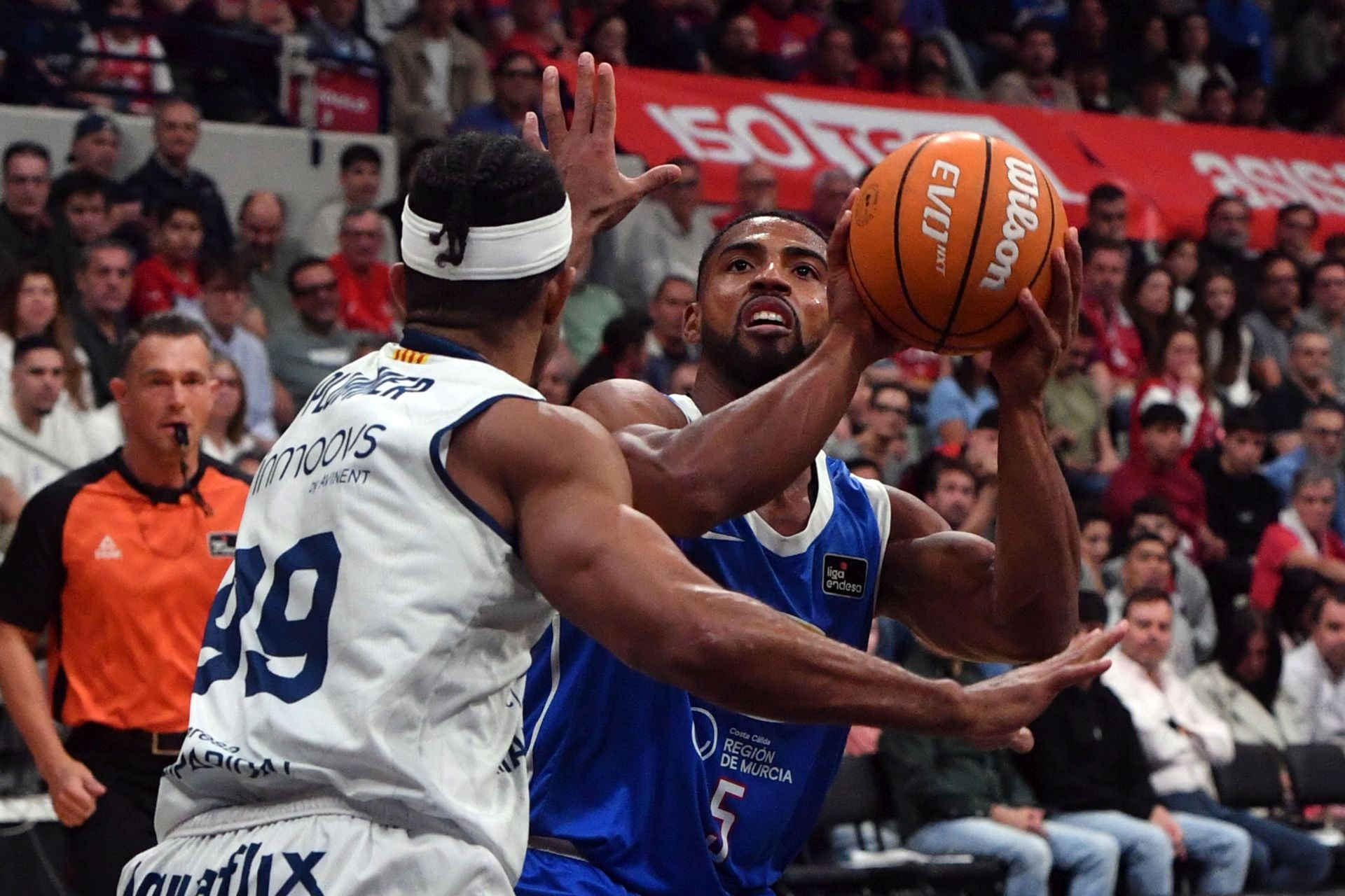 La penúltima fiesta del Palacio sigue acercando al UCAM a la Copa, en imágenes