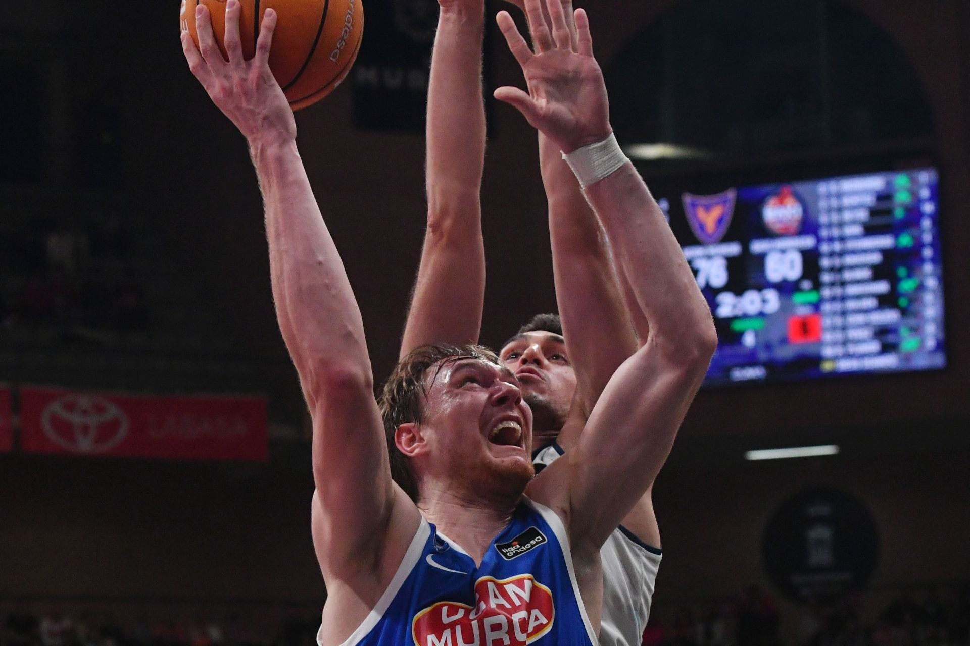 La penúltima fiesta del Palacio sigue acercando al UCAM a la Copa, en imágenes