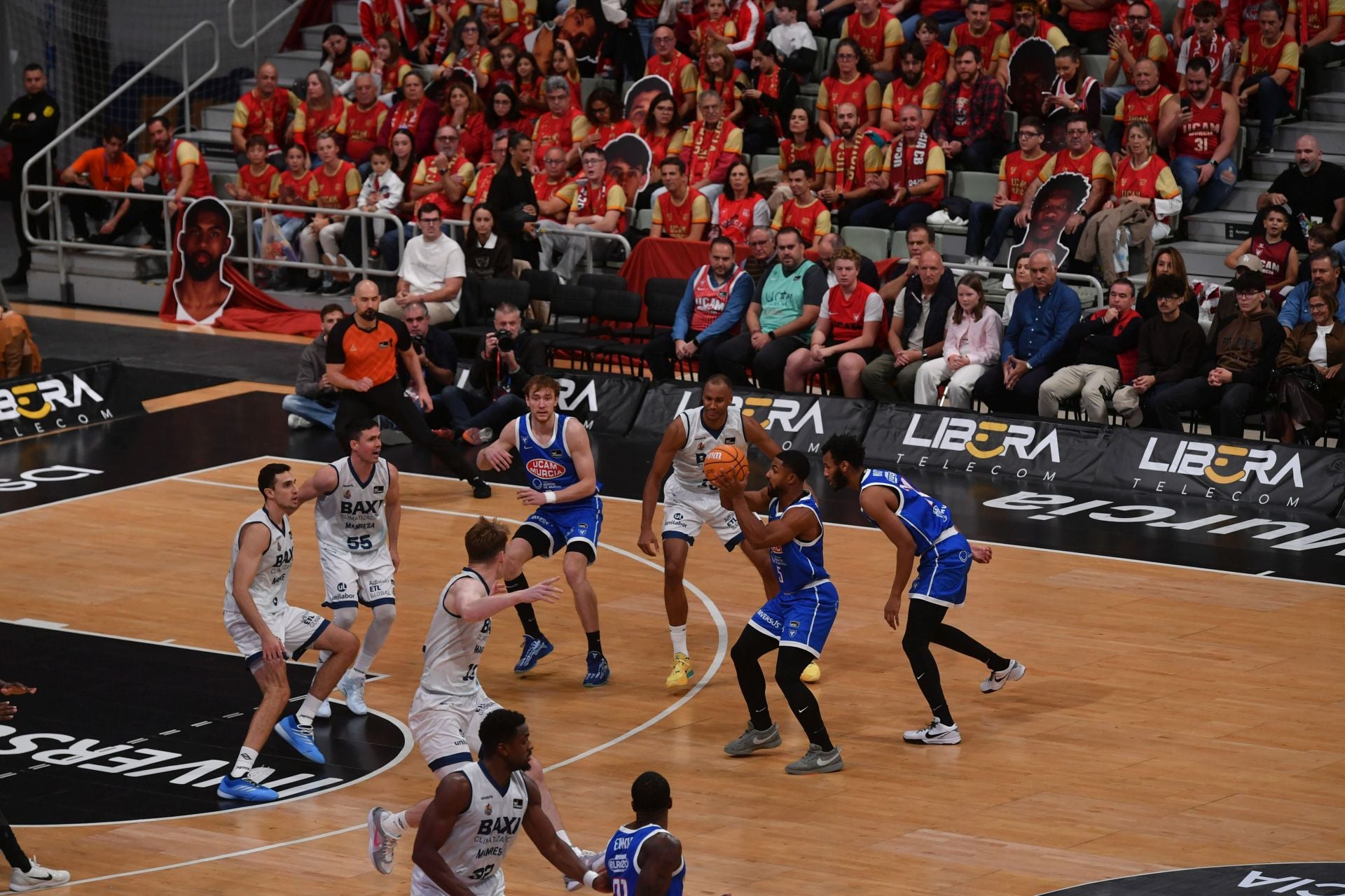 La penúltima fiesta del Palacio sigue acercando al UCAM a la Copa, en imágenes