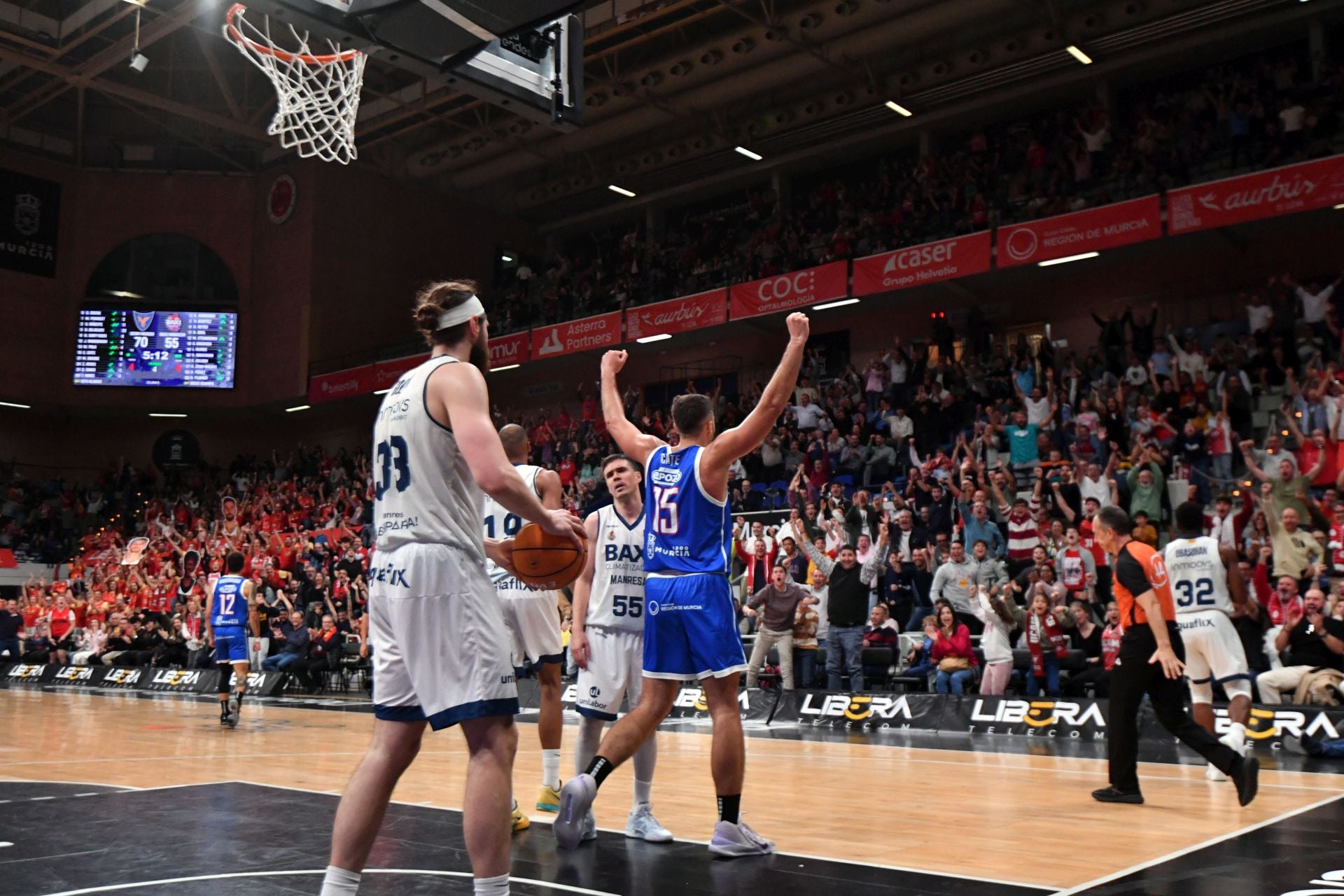 La penúltima fiesta del Palacio sigue acercando al UCAM a la Copa, en imágenes