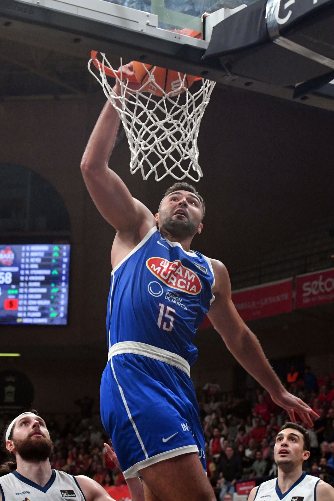 La penúltima fiesta del Palacio sigue acercando al UCAM a la Copa, en imágenes