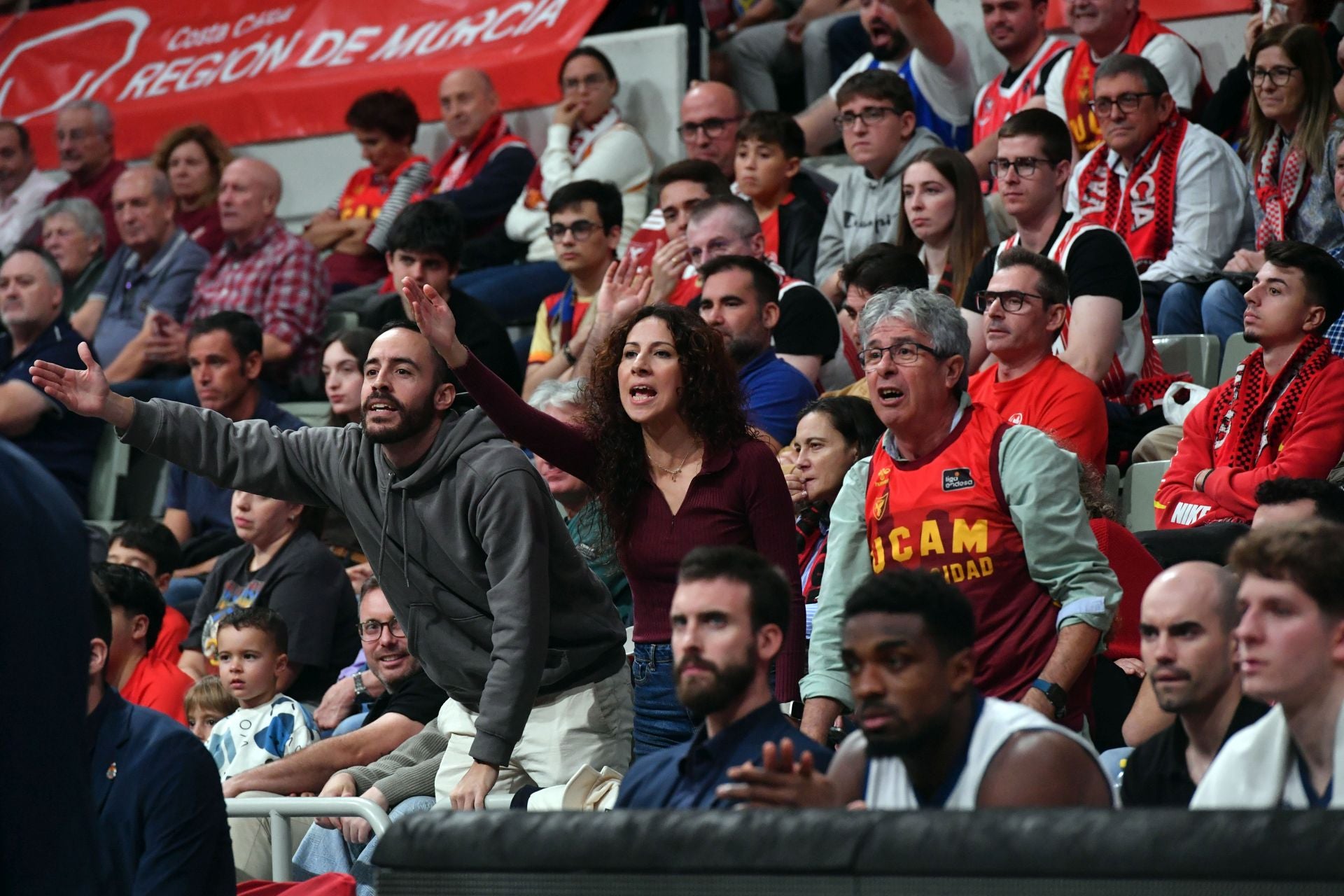 La penúltima fiesta del Palacio sigue acercando al UCAM a la Copa, en imágenes