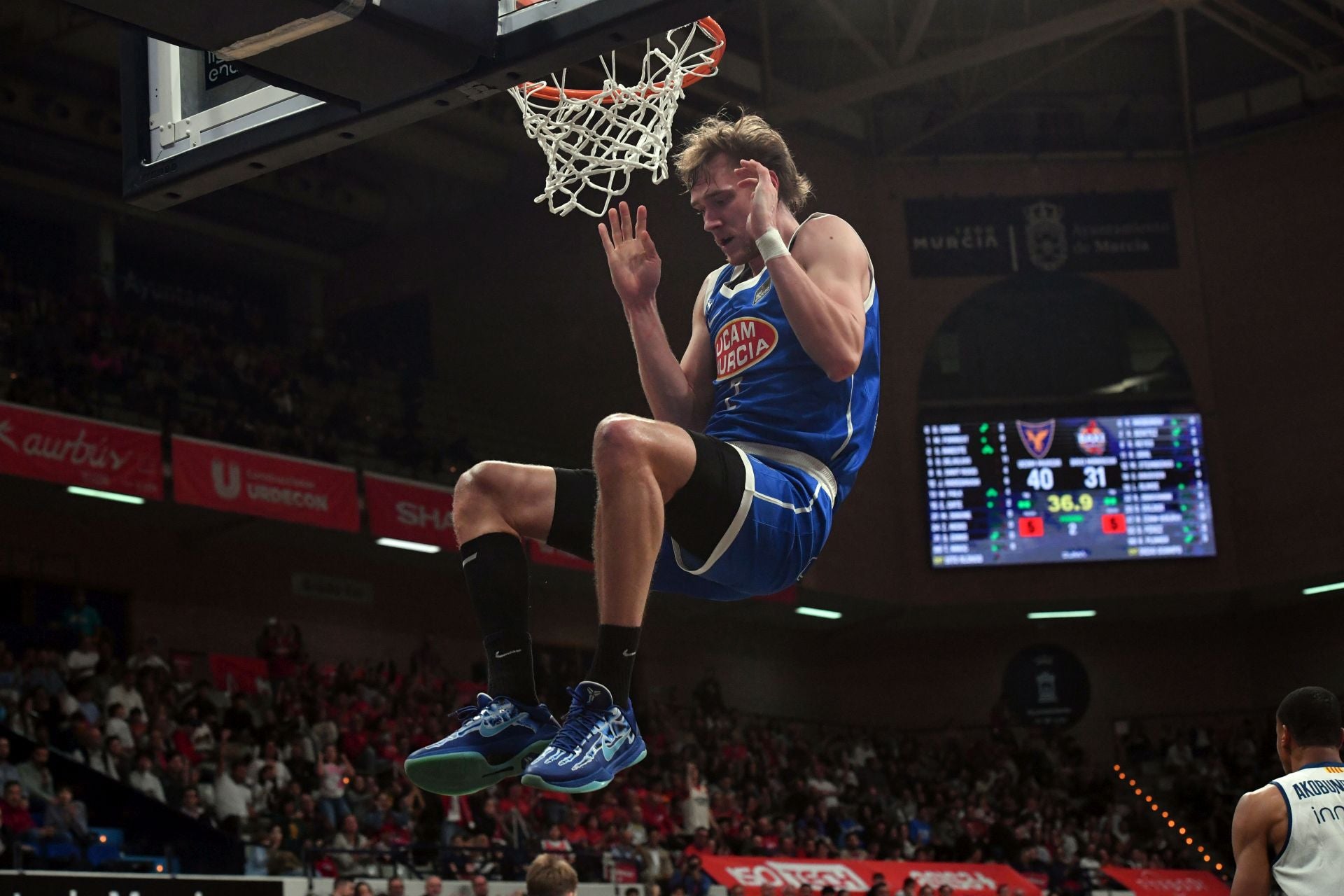 La penúltima fiesta del Palacio sigue acercando al UCAM a la Copa, en imágenes