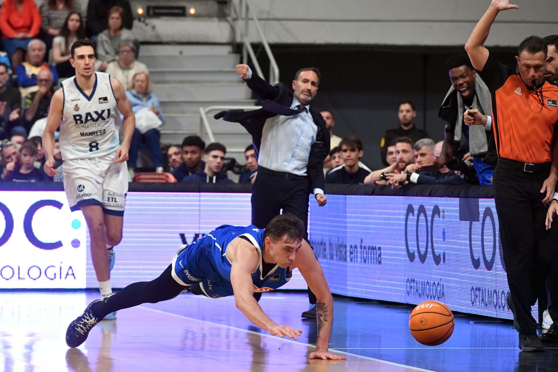 La penúltima fiesta del Palacio sigue acercando al UCAM a la Copa, en imágenes