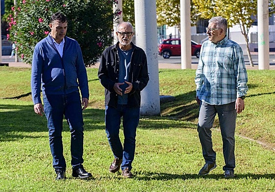 Juan Manuel González, José María González y José Vives, esta semana en un jardín de Murcia.