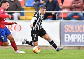 Kevin Sánchez realizando un regate.