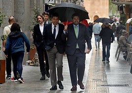 Mazón y López Miras comparten paraguas en Murcia.